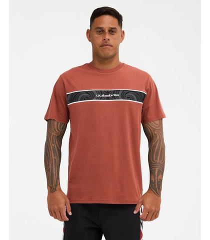 QUIKSILVER TAKARANGI PANEL TEE - HENNA